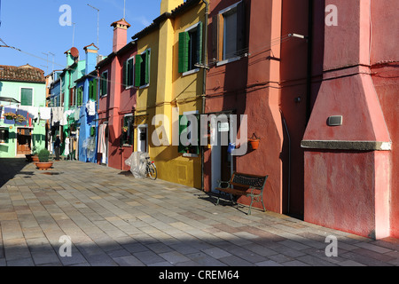 Case colorate, camini sono all'esterno dell'edificio a causa di un pericolo di incendio, Isola di Burano Venezia Italia Foto Stock