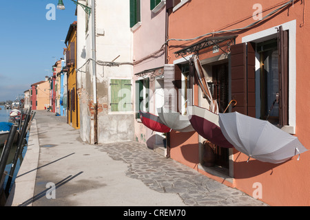 Ombrelli appesi per asciugare in un edificio, Isola di Burano, Venezia, Italia e Europa meridionale Foto Stock