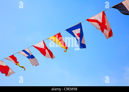 Bandiere nautiche contro il cielo blu Foto Stock