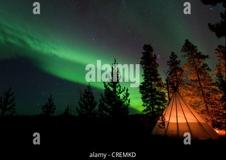 Teepee illuminato, tende Tepee, tepee, Northern Lights, Aurorae polare, Aurora Boreale, verde, vicino a Whitehorse, Yukon Territory Foto Stock