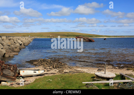 Vista attraverso il suono di Weddell a Vi riportiamo Holm Isola con barriera di Churchill causeway e affondata blocco-nave Isole Orcadi Scozia UK Foto Stock