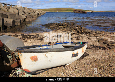 Vista attraverso il suono di Weddell a Vi riportiamo Holm Isola con barriera di Churchill causeway e affondata blocco-nave Isole Orcadi Scozia UK Foto Stock