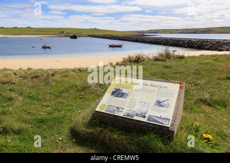 Vista attraverso il suono di Weddell a Burray con barriera di Churchill causeway e informazioni di segno. Vi riportiamo Holm Isole Orcadi Scozia UK Gran Bretagna Foto Stock