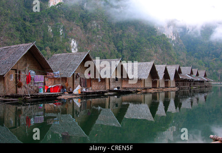 Zattera di bambù capanne sulla riva del lago Rajjaphapa, Thailandia Phuket, Khao Sok National Park, Klong Ka Foto Stock