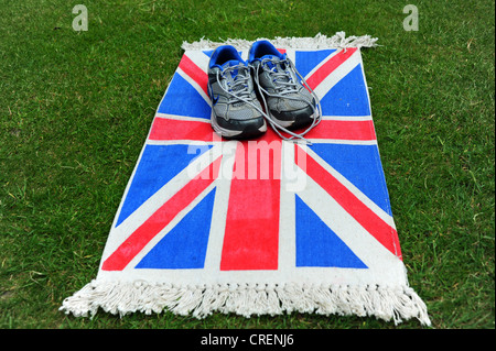 Union Jack flag zerbino fotografata sul prato UK con allenatori Nike Foto Stock