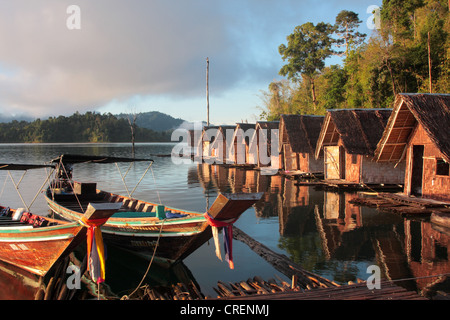 Rafthouses sulla Lan Cheow Lago, Thailandia Phuket, Khao Sok National Park Foto Stock