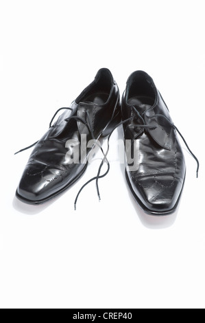 Una coppia di mens lace-up nero scarpe Foto Stock