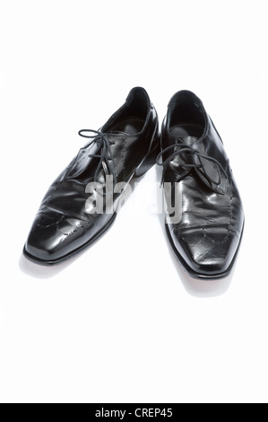 Una coppia di mens lace-up nero scarpe Foto Stock