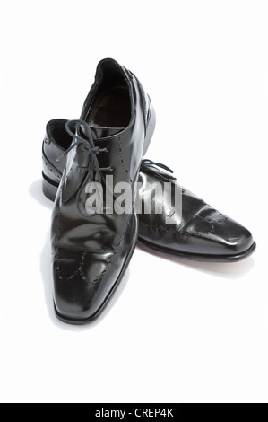 Una coppia di mens lace-up nero scarpe Foto Stock