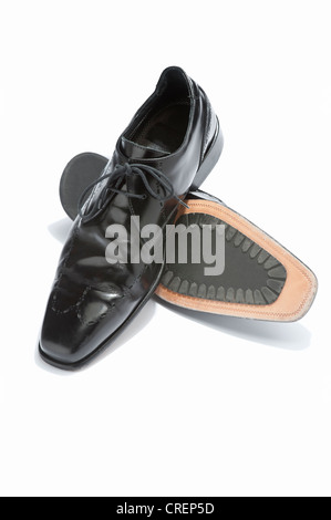 Una coppia di mens lace-up nero scarpe Foto Stock