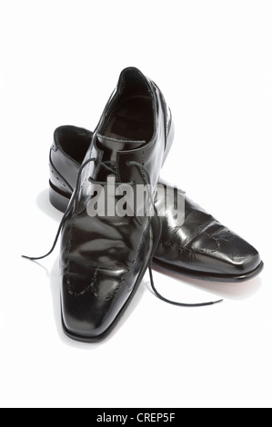 Una coppia di mens lace-up nero scarpe Foto Stock