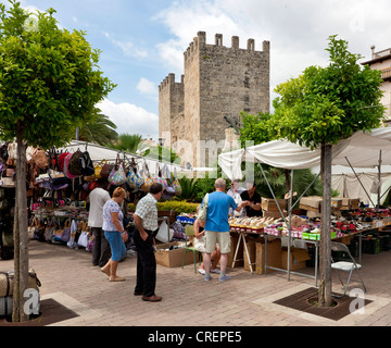 Mercato di domenica a Alcudia, isola di Maiorca, isole Baleari, Spagna, Europa Foto Stock