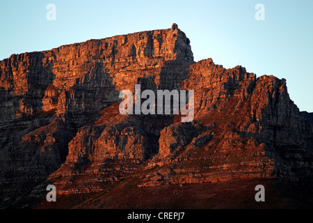 Una vista della Table Mountain e la sua stazione della funivia poco dopo l'alba. Cape Town, Sud Africa. Foto Stock