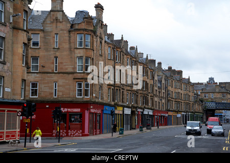 Tenement edifici e negozi su saltmarket Glasgow Scotland Regno Unito Foto Stock