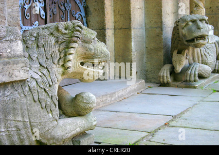 Lion statue Kaiserdoms Koenigslutter, Imperator cattedrale, Germania, Bassa Sassonia Foto Stock