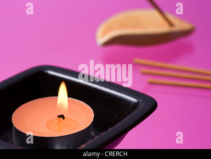 Joss bastoni e delle tealight Foto Stock