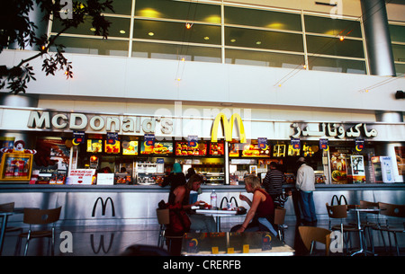 Dubai EMIRATI ARABI UNITI Dubai Airport persone mangiare al Mcdonald's Foto Stock