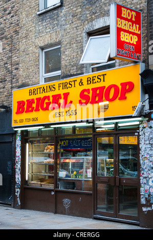 London East End Brick Lane Britains prima Beigel bagel shop store est 1875 aperto 24/7 vende sale calde carni bovine Foto Stock