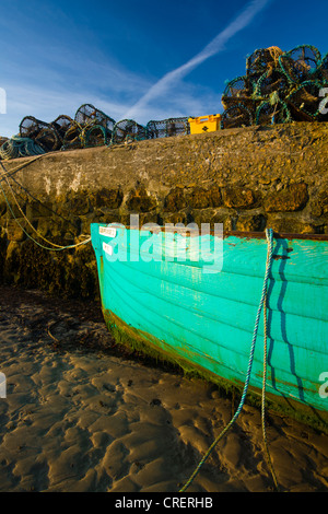 Inghilterra, Northumberland, Beadnell. Barca ormeggiata nel porto di pareti del Beadnell Harbour - visto che con la bassa marea. Foto Stock