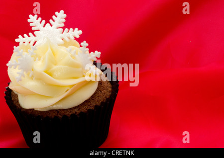 Natale ghiacciolo tortina con uno sfondo rosso - studio shot Foto Stock