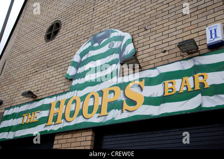 Le cerchiature bar celtic sostenitori nella east end di Glasgow Scotland Regno Unito Foto Stock