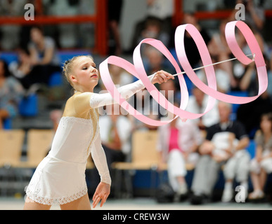 Donna facendo ginnastica ritmica con nastro Foto Stock