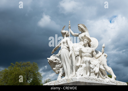 America gruppo di sculture contro un cielo tempestoso a Albert Memorial, Londra, Inghilterra. Foto Stock