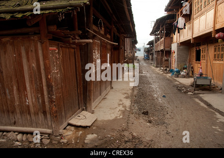 Strada non pavimentata e le tradizionali case di legno di chejiang dong village, Cina del Sud Foto Stock