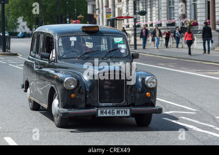 Tradizionali taxi neri cabina, in Piccadilly Londra, Inghilterra. Foto Stock