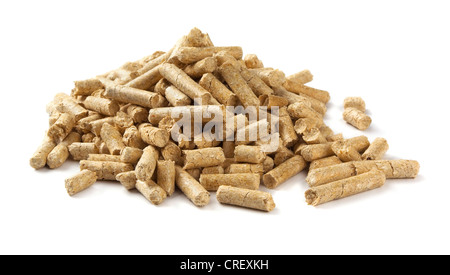Pila di pellet di legno isolato su bianco Foto Stock