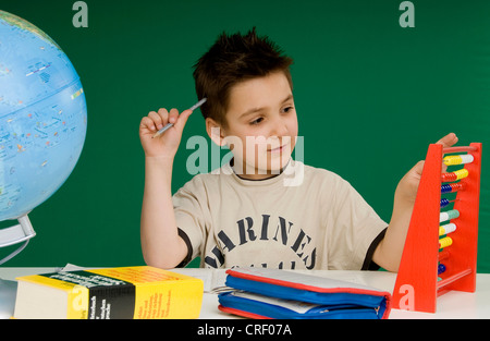 Scolaro facendo i compiti di scuola Foto Stock