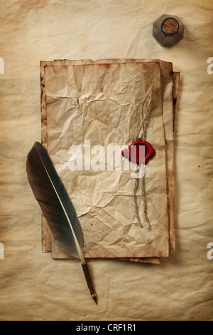 Carta bianca con sigillo di cera, quill & inchiostro Foto Stock