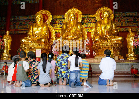 Buddhisten nel nuovo tempio Cinese Borum Racha a Bangkok, Thailandia, Bangkok Foto Stock