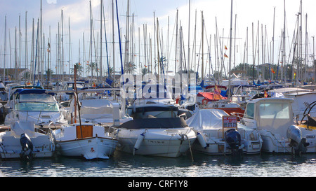 Barche al porto di Puerto Pollensa in inverno, Spagna, Maiorca, Porto Polenca Foto Stock