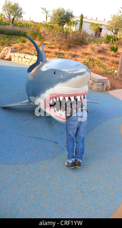 Il grande squalo bianco (Carcharodon carcharias, Carcharodon rondeletii), boyin bocca, dummy su un parco giochi per i bambini Foto Stock