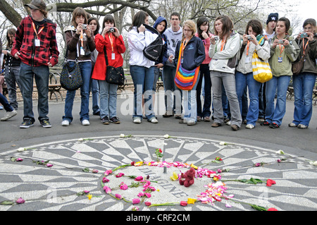 I bambini della scuola decorata a John Lennon memorial place, Strawberry Fields Memorial, USA, New York City Central Park Foto Stock