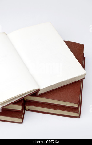 Libro Aperto giacente su altri libri, close up Foto Stock
