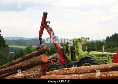 Abete (Picea abies), harvester manipolazione dei registri di abete, in Germania, in Renania settentrionale-Vestfalia, Sauerland Foto Stock