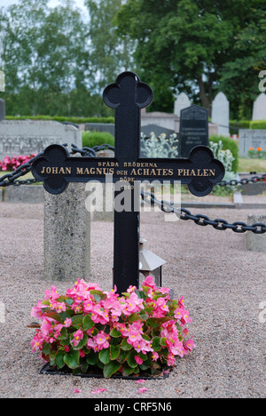 Impatiens, Occupato Lizzy (Impatiens Walleriana), Tomba di due fratelli, Astrid Lindgrens ispirazione per i fratelli Cuor di Leone, Svezia, Smaland, Vimmerby Foto Stock