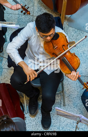 Parigi, Francia, vista ad angolo alto, musicista asiatico maschio Palying Violin nella stazione francese 'Gare S-aint Lazare', Festival nazionale di musica, 'Fete de la Musique', Concerto di musica classica Foto Stock