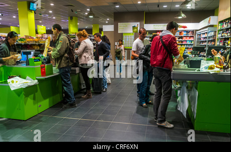 Parigi, Francia, acquirenti all'interno vista del supermercato 'la Gare Saint Lazare', 'Carrefour City' Supermarket, Mall Foto Stock