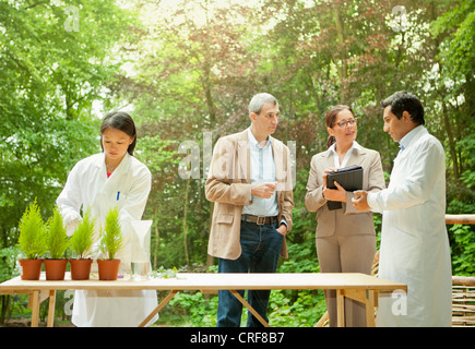 La gente di affari a parlare con gli scienziati Foto Stock