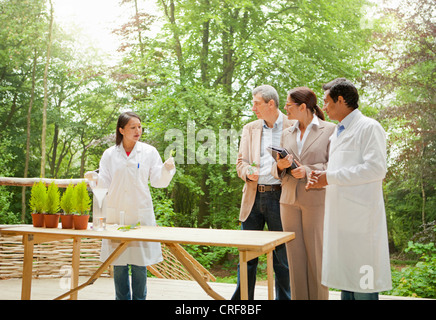 La gente di affari a parlare con gli scienziati Foto Stock