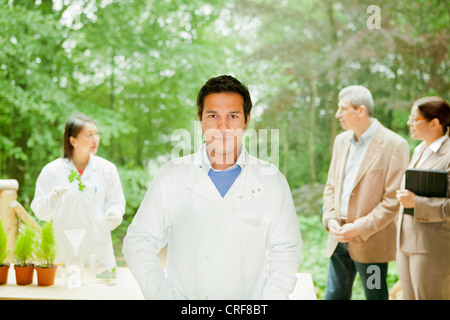 Scienziato in piedi in sale riunioni all'aperto Foto Stock