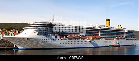 Nave da crociera Costa Atlantica ancorato nel porto di Bergen, Norvegia, Bergen Foto Stock