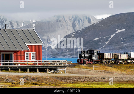 Casa colorati e un ex treno di carbone sul display in remoto villaggio di Ny Alesund, Norvegia Isole Svalbard Foto Stock