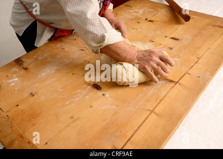 Donna anziana gli impasti a bordo Foto Stock