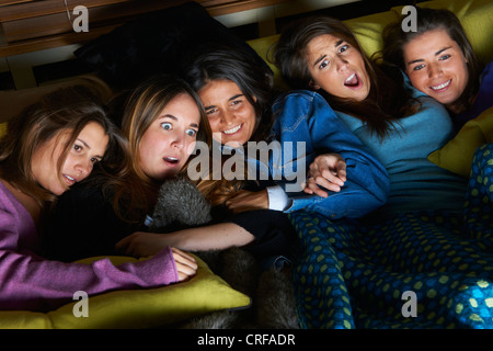 Le donne a guardare il film spaventoso insieme Foto Stock