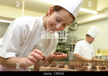 Pasticcere apprendista Foto Stock