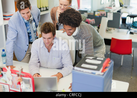 La gente di affari lavoro in ufficio Foto Stock